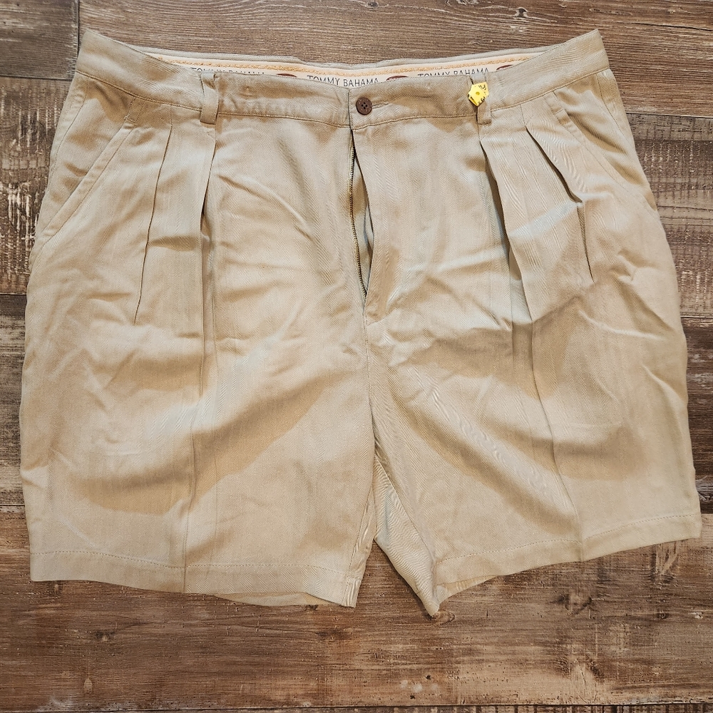 Tommy Bahama 100% silk shorts Size 40